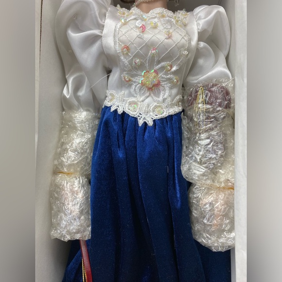 Vintage Porcelain Doll, Heritage Collection “Violin Performance” - Picture 4 of 14